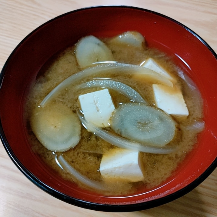 豆腐と玉ねぎとごぼうの味噌汁